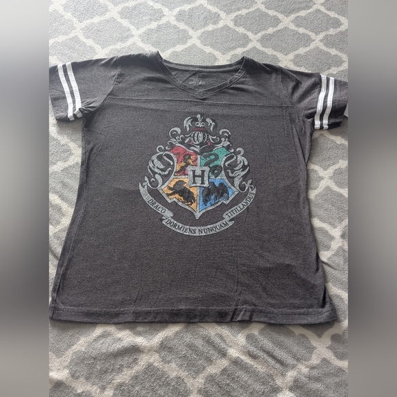 Wizarding World Of Harry Potter Tops - Harry Potter Hogwarts Crest Tee — Size M — Universal Studios